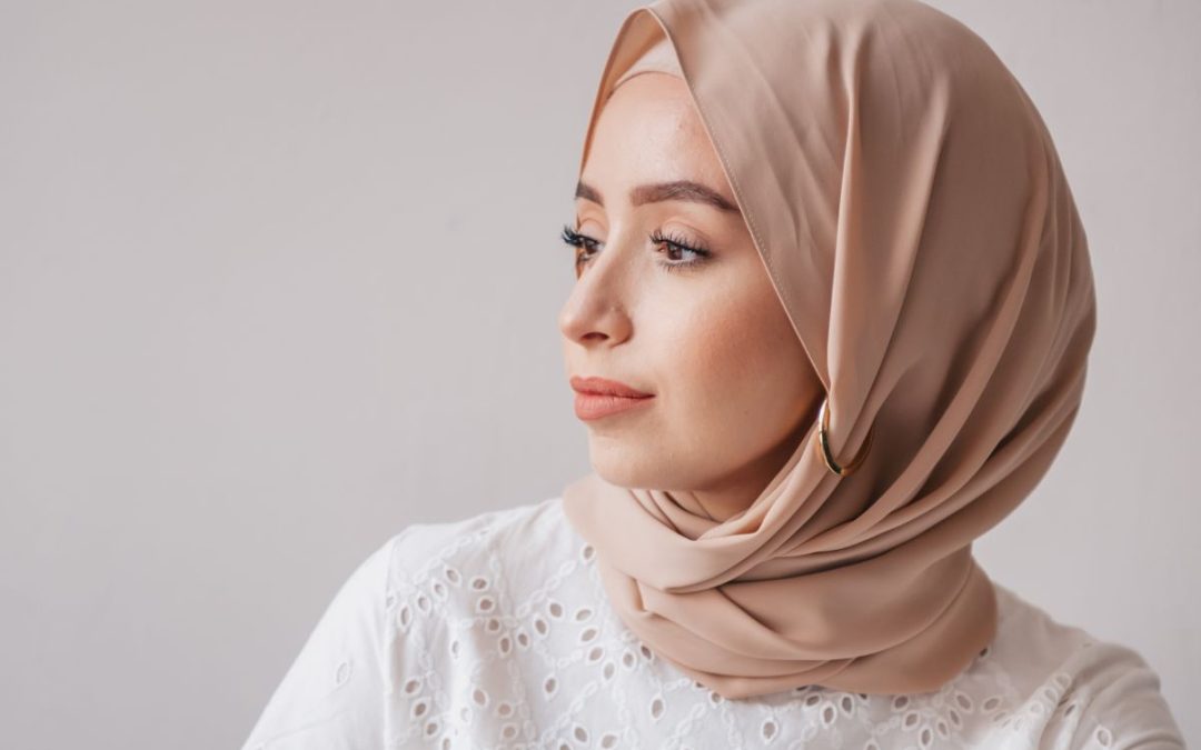Hijab pour femme : Le guide complet, histoire, mode et industrie