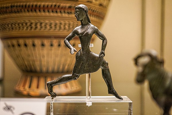 Figurine en bronze spartiate d'une fille qui court, portant un chiton (British Museum)