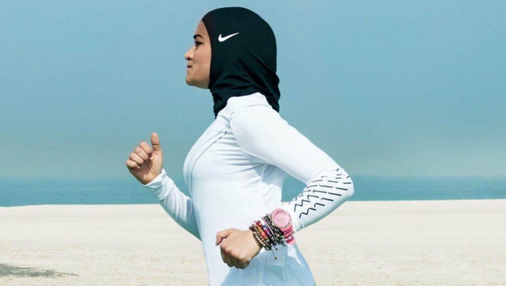 Femme Musulmane Portant Un Pantalon De T-shirt Hijab Souriant S'échauffant  Avant De Faire De L'exercice Faisant Du Yoga Ou Du Pilates Pos